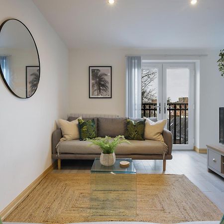 Large, Newly Renovated, Three Bedroom Town Centre Split Level Apartment With Free Parking, Sleeps Seven - Walking Distance To Beach Bournemouth Kültér fotó