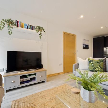 Large, Newly Renovated, Three Bedroom Town Centre Split Level Apartment With Free Parking, Sleeps Seven - Walking Distance To Beach Bournemouth Kültér fotó