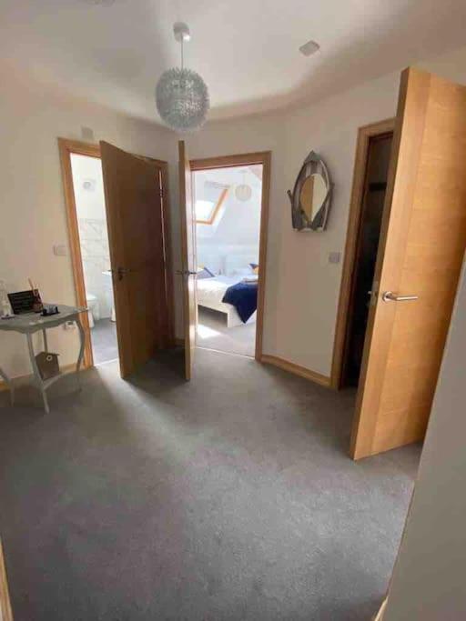 Large, Newly Renovated, Three Bedroom Town Centre Split Level Apartment With Free Parking, Sleeps Seven - Walking Distance To Beach Bournemouth Kültér fotó