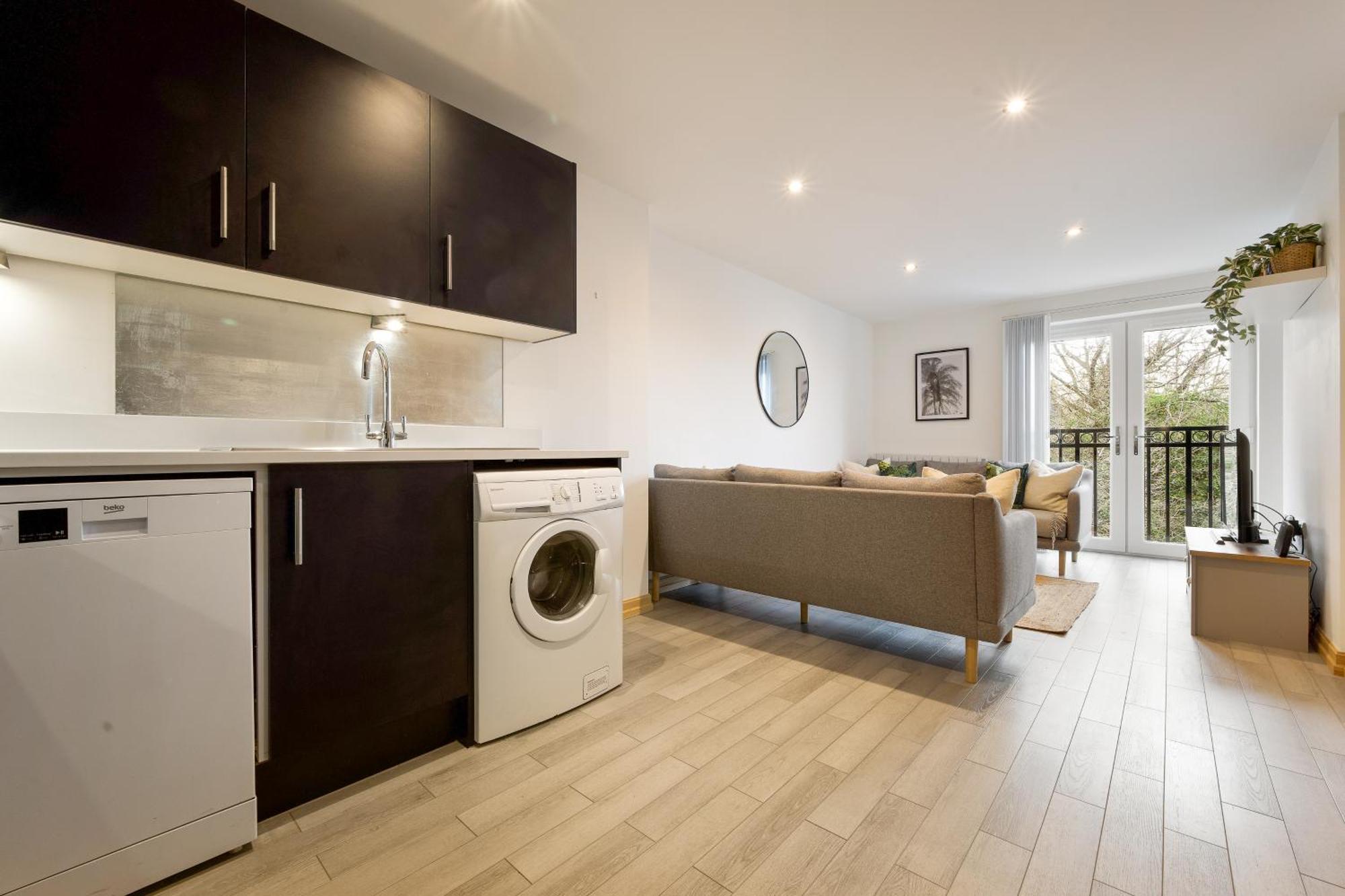 Large, Newly Renovated, Three Bedroom Town Centre Split Level Apartment With Free Parking, Sleeps Seven - Walking Distance To Beach Bournemouth Kültér fotó