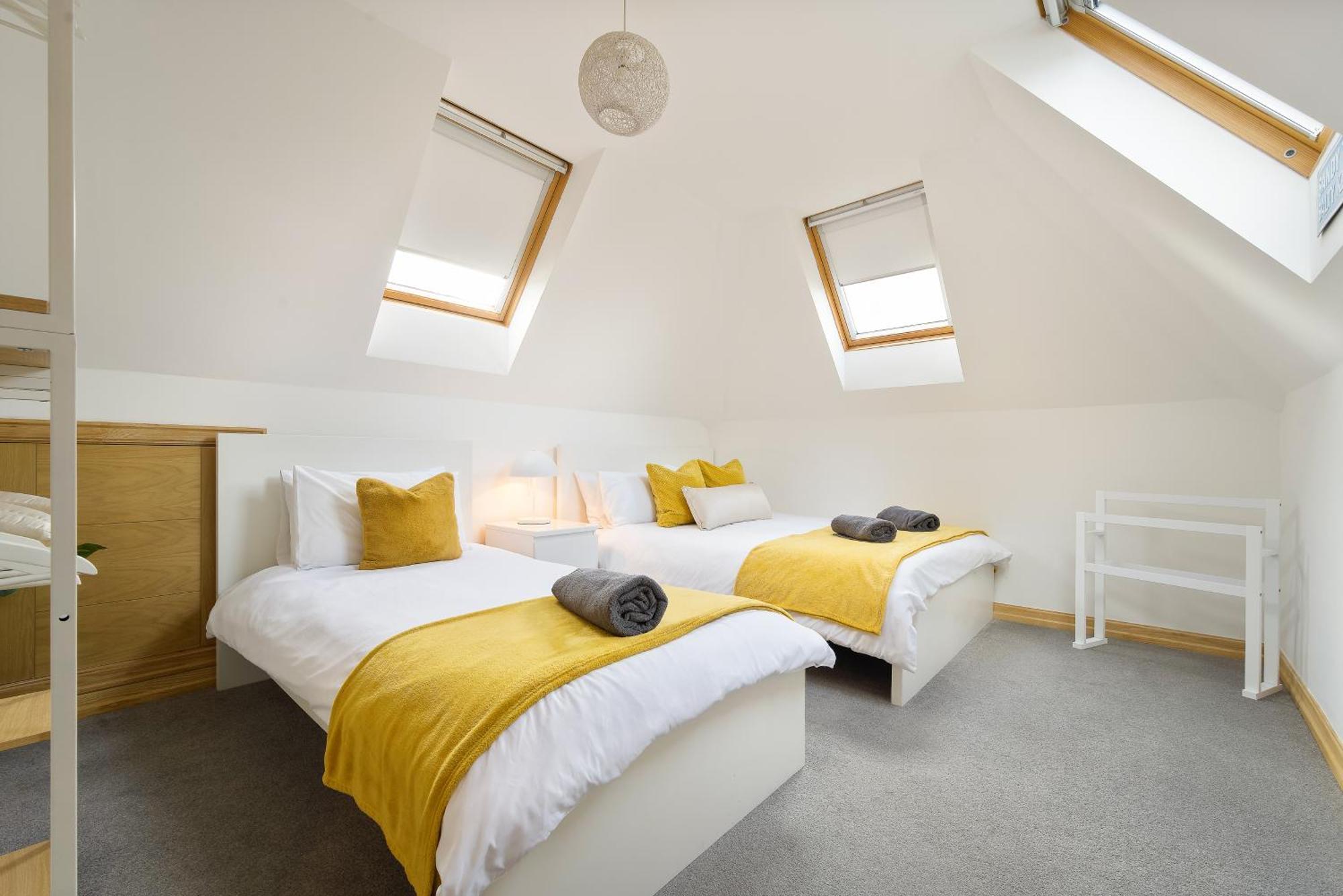 Large, Newly Renovated, Three Bedroom Town Centre Split Level Apartment With Free Parking, Sleeps Seven - Walking Distance To Beach Bournemouth Kültér fotó
