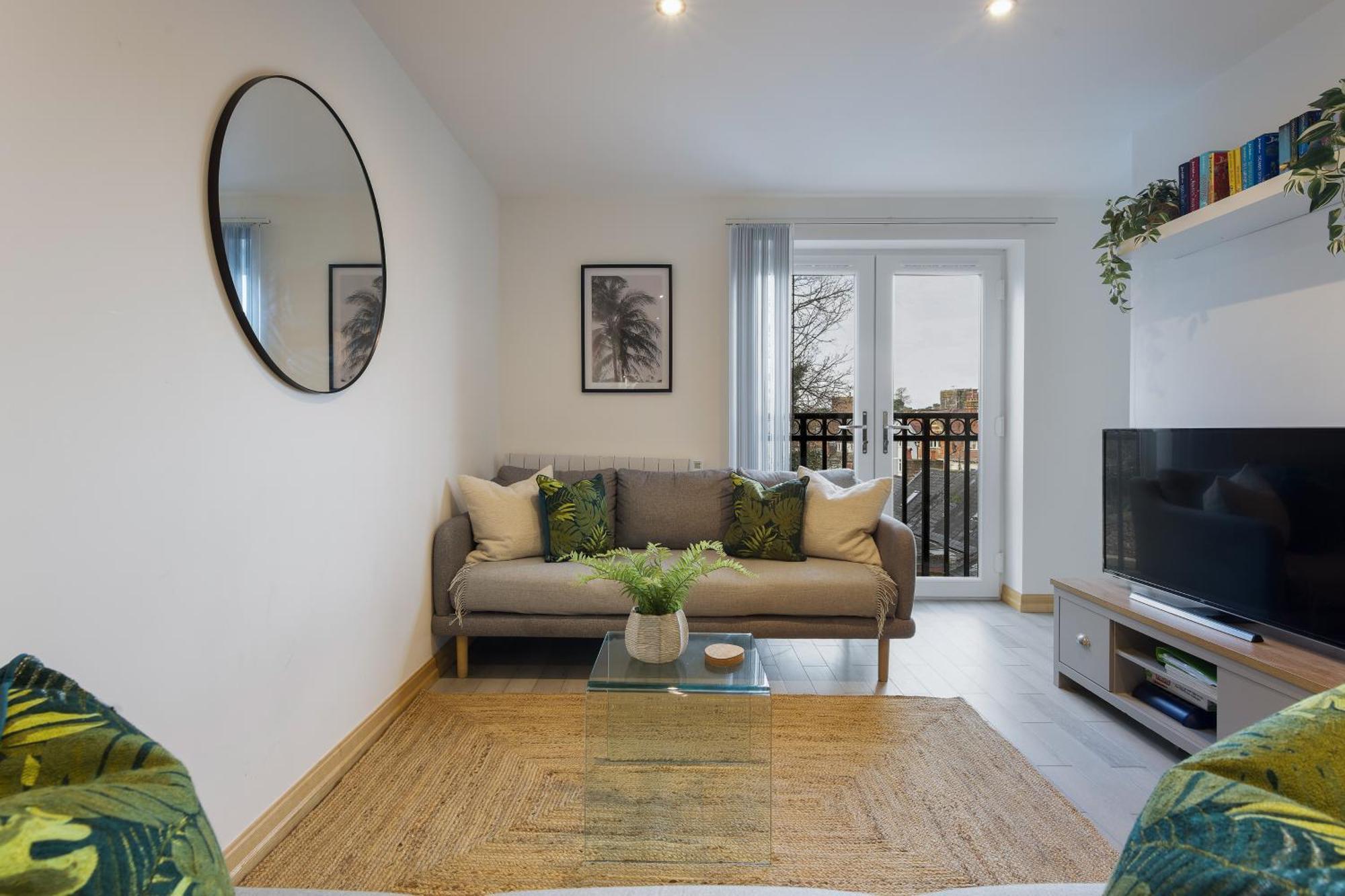 Large, Newly Renovated, Three Bedroom Town Centre Split Level Apartment With Free Parking, Sleeps Seven - Walking Distance To Beach Bournemouth Kültér fotó