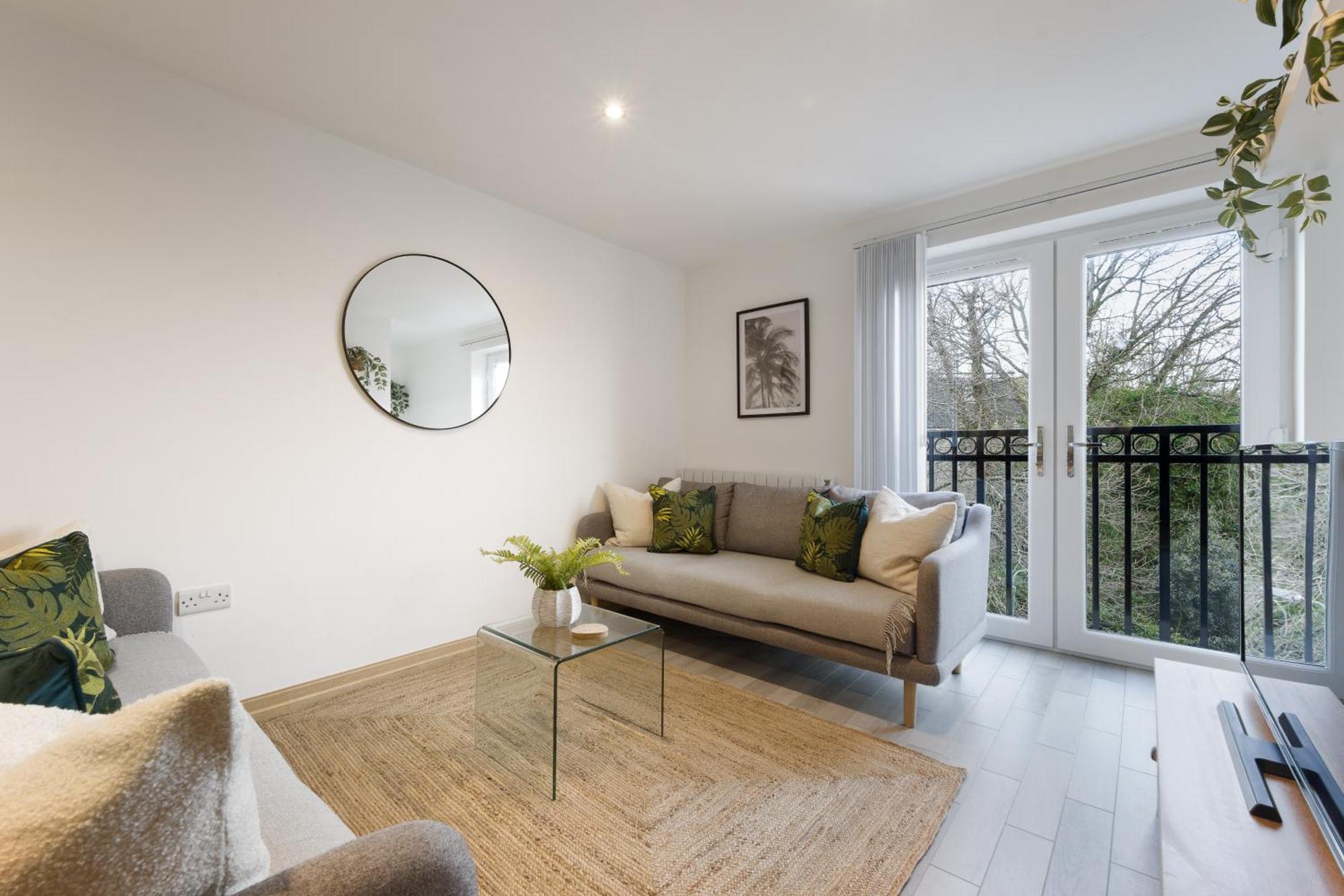 Large, Newly Renovated, Three Bedroom Town Centre Split Level Apartment With Free Parking, Sleeps Seven - Walking Distance To Beach Bournemouth Kültér fotó