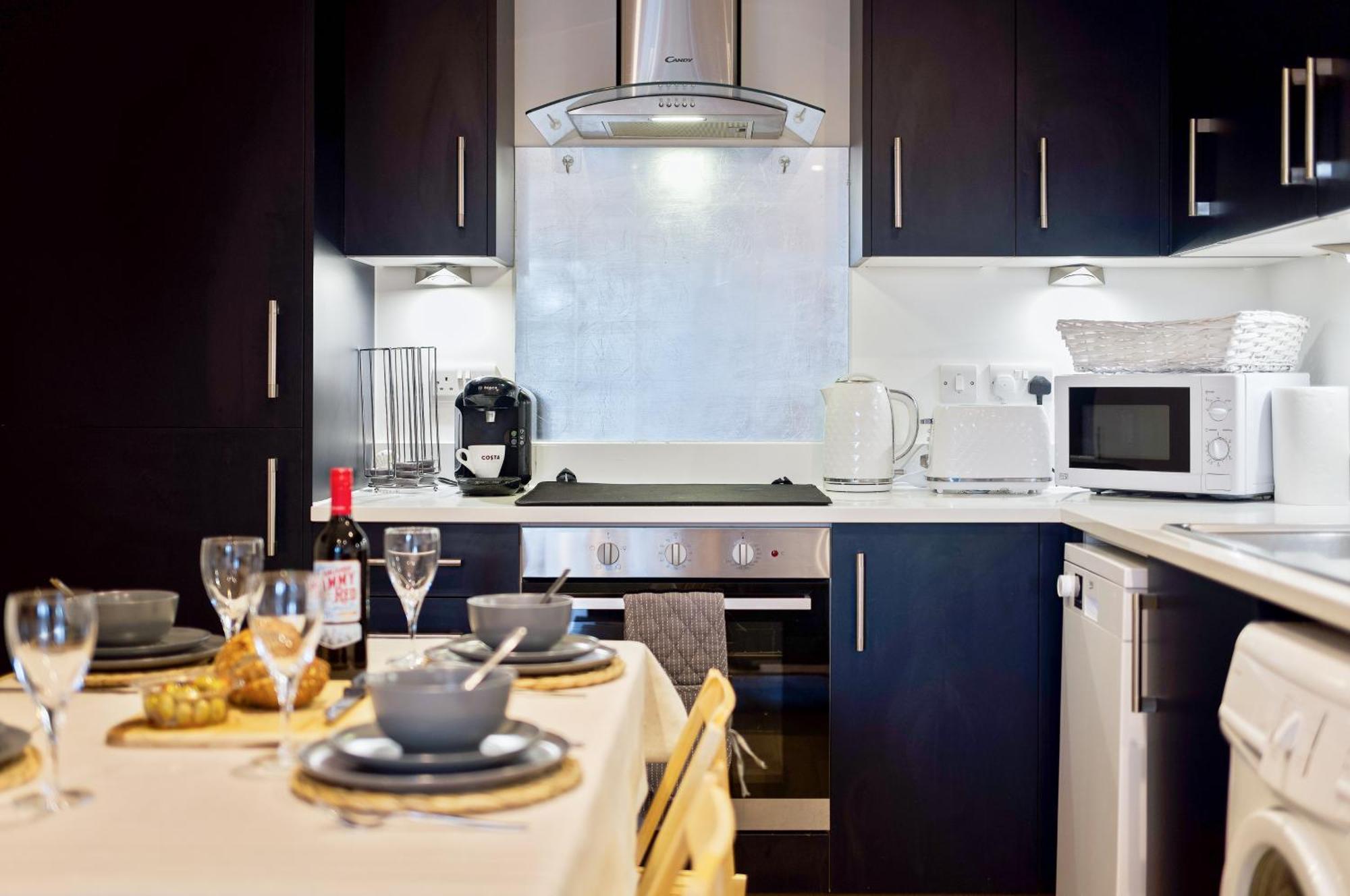 Large, Newly Renovated, Three Bedroom Town Centre Split Level Apartment With Free Parking, Sleeps Seven - Walking Distance To Beach Bournemouth Kültér fotó