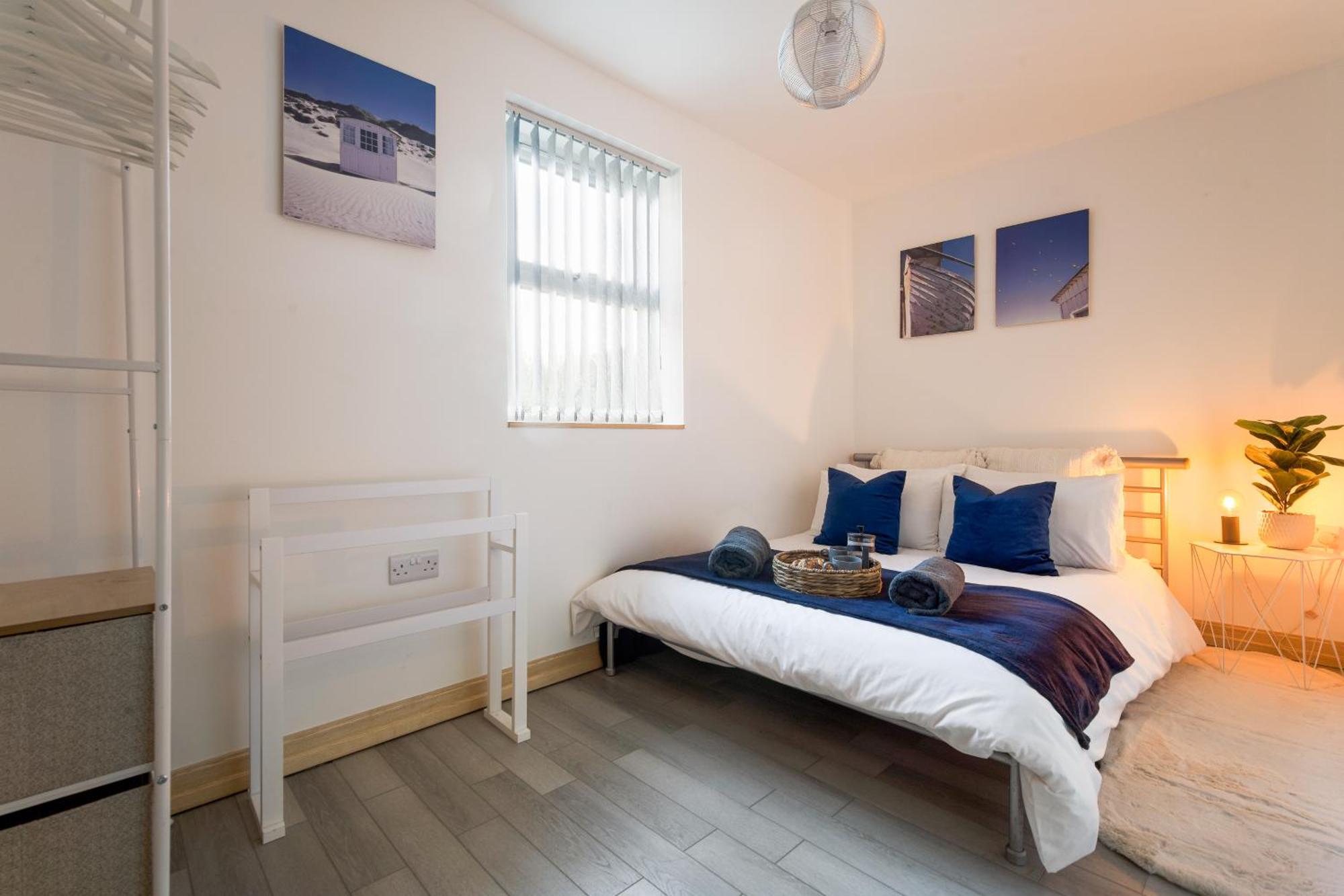 Large, Newly Renovated, Three Bedroom Town Centre Split Level Apartment With Free Parking, Sleeps Seven - Walking Distance To Beach Bournemouth Kültér fotó