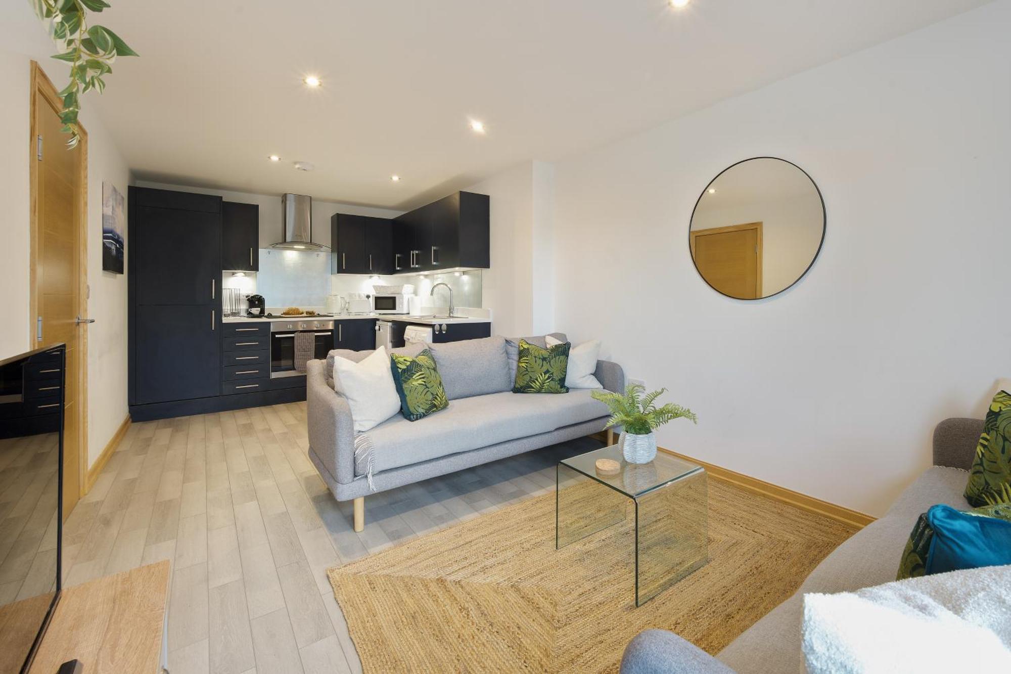 Large, Newly Renovated, Three Bedroom Town Centre Split Level Apartment With Free Parking, Sleeps Seven - Walking Distance To Beach Bournemouth Kültér fotó