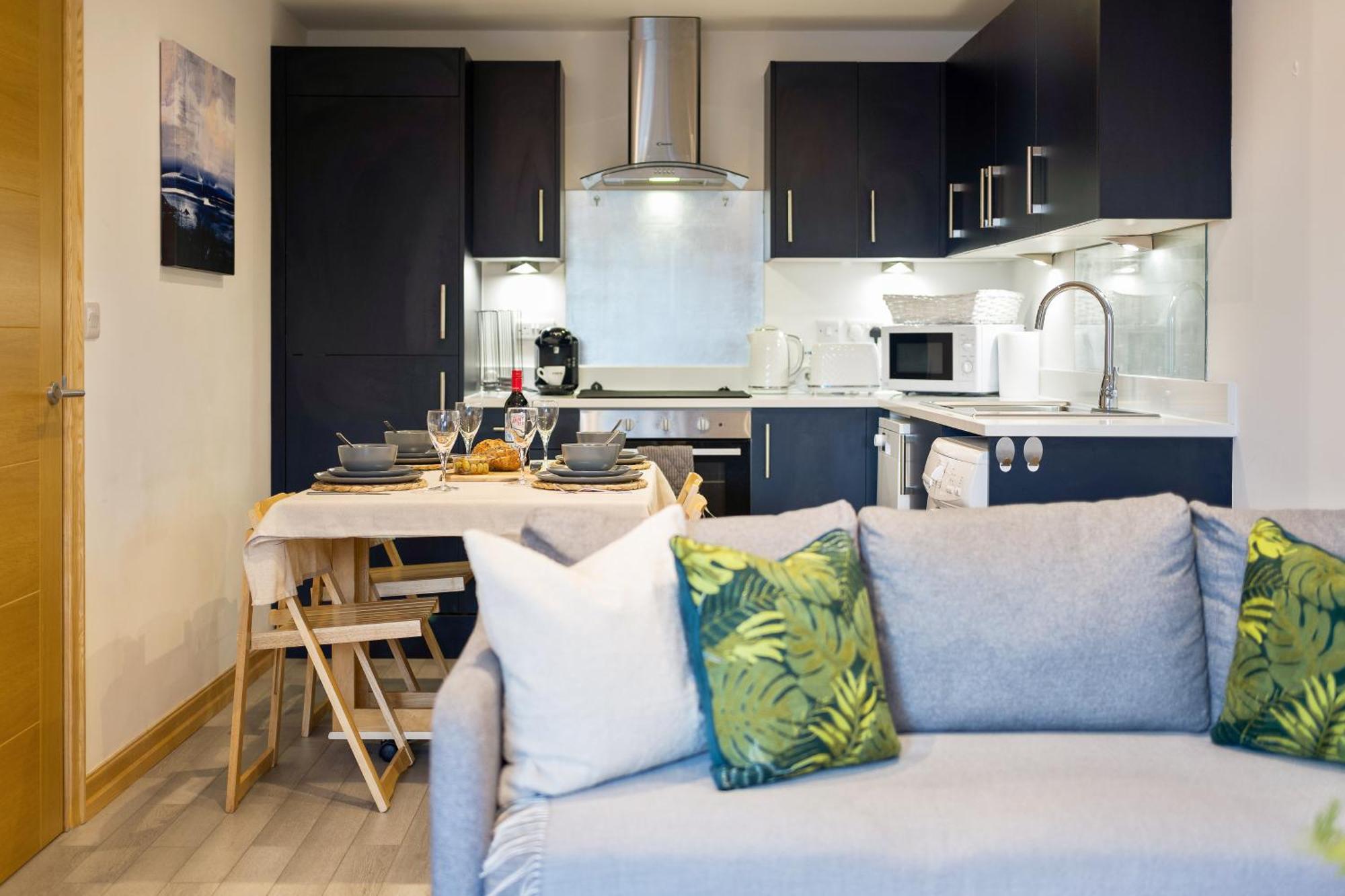 Large, Newly Renovated, Three Bedroom Town Centre Split Level Apartment With Free Parking, Sleeps Seven - Walking Distance To Beach Bournemouth Kültér fotó