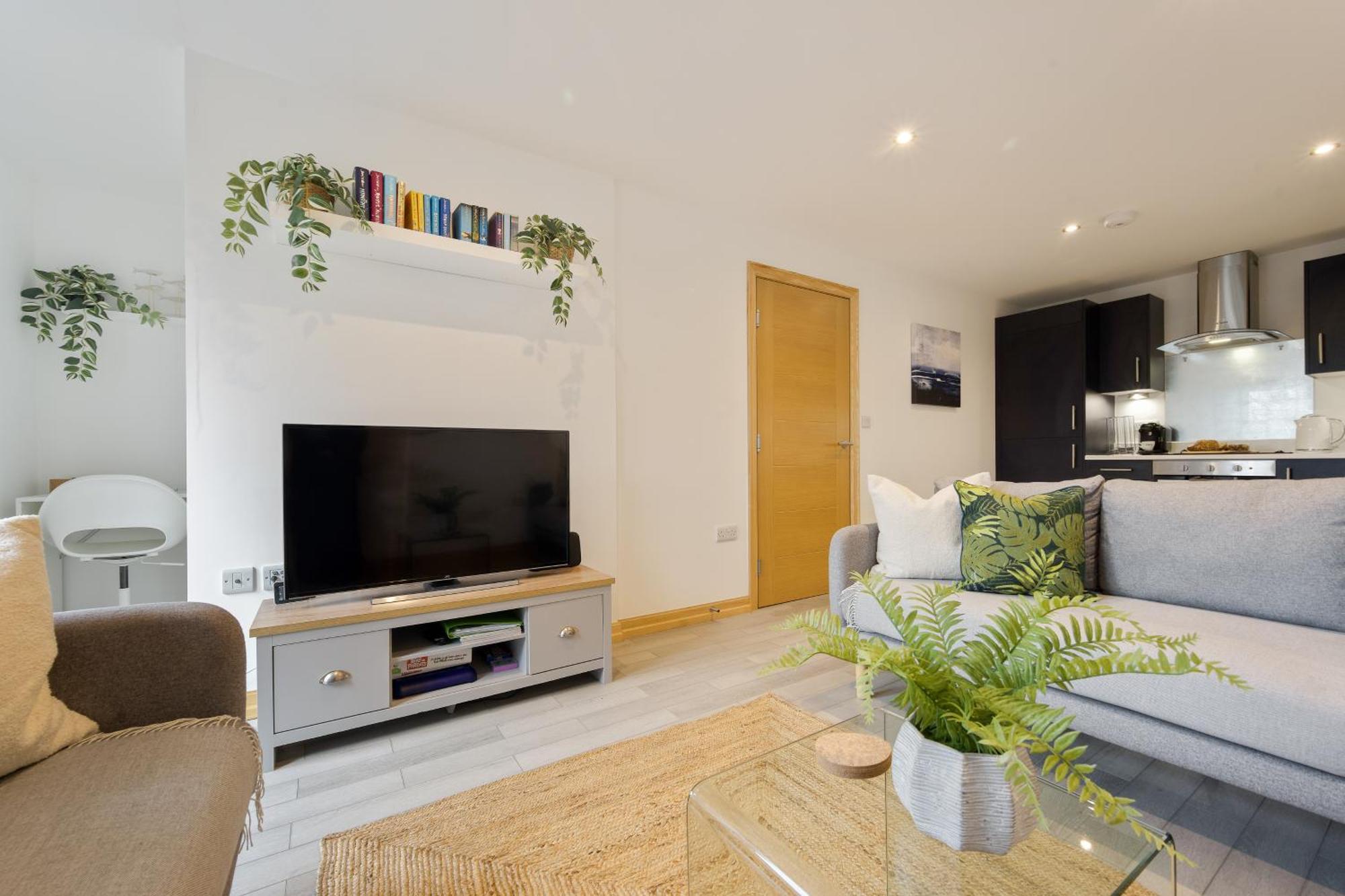Large, Newly Renovated, Three Bedroom Town Centre Split Level Apartment With Free Parking, Sleeps Seven - Walking Distance To Beach Bournemouth Kültér fotó