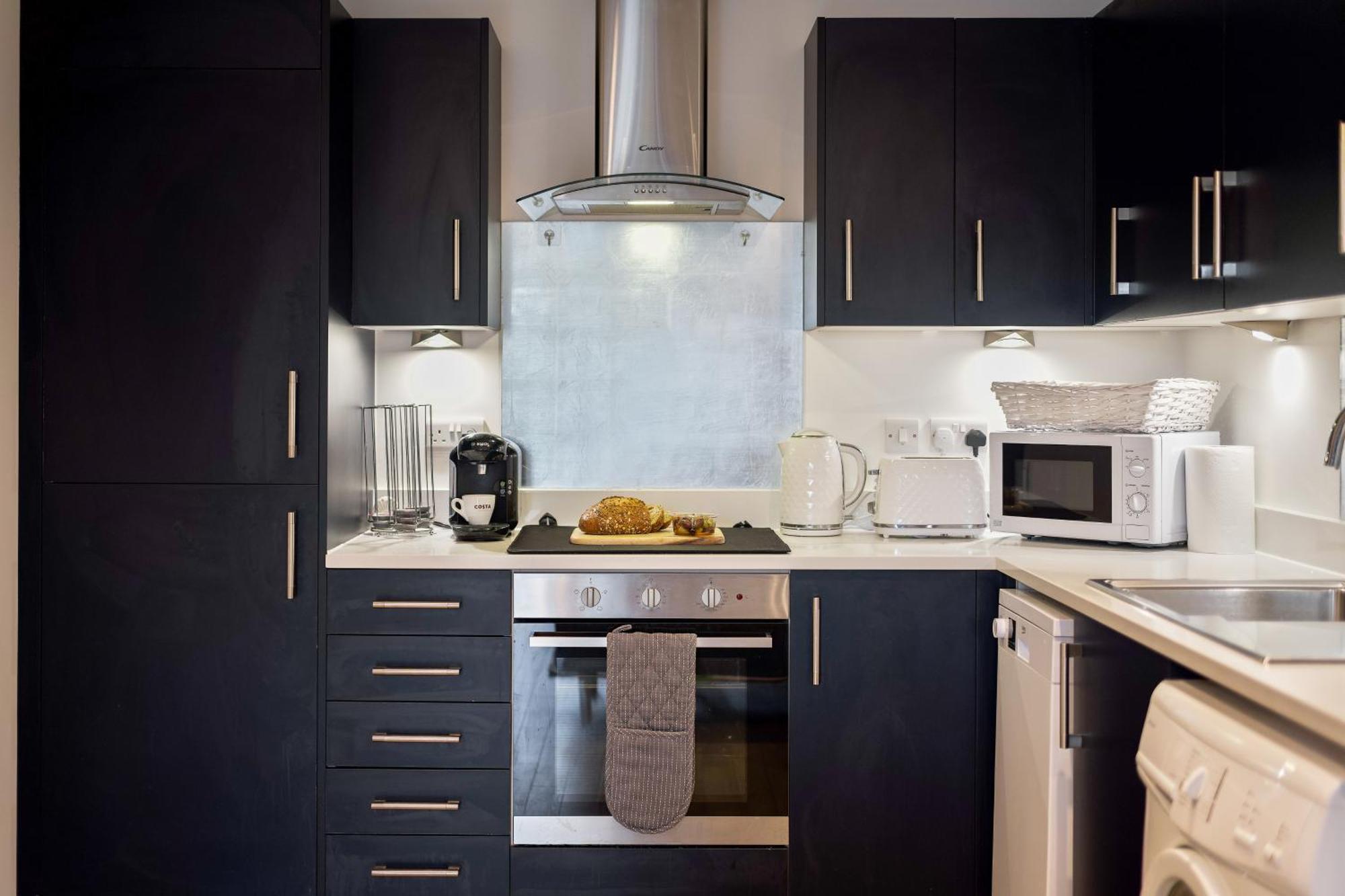 Large, Newly Renovated, Three Bedroom Town Centre Split Level Apartment With Free Parking, Sleeps Seven - Walking Distance To Beach Bournemouth Kültér fotó