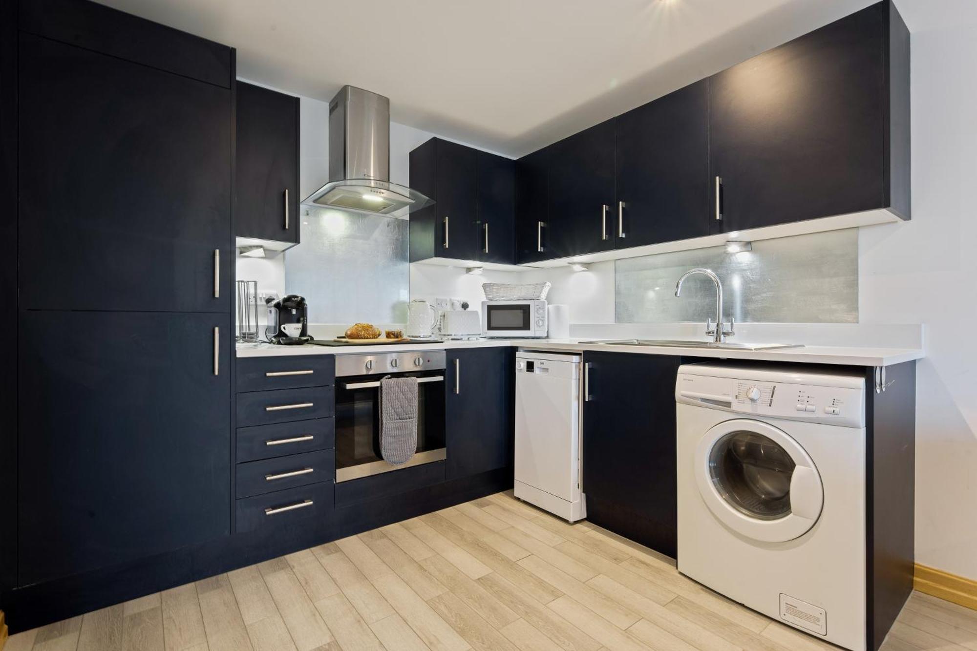 Large, Newly Renovated, Three Bedroom Town Centre Split Level Apartment With Free Parking, Sleeps Seven - Walking Distance To Beach Bournemouth Kültér fotó