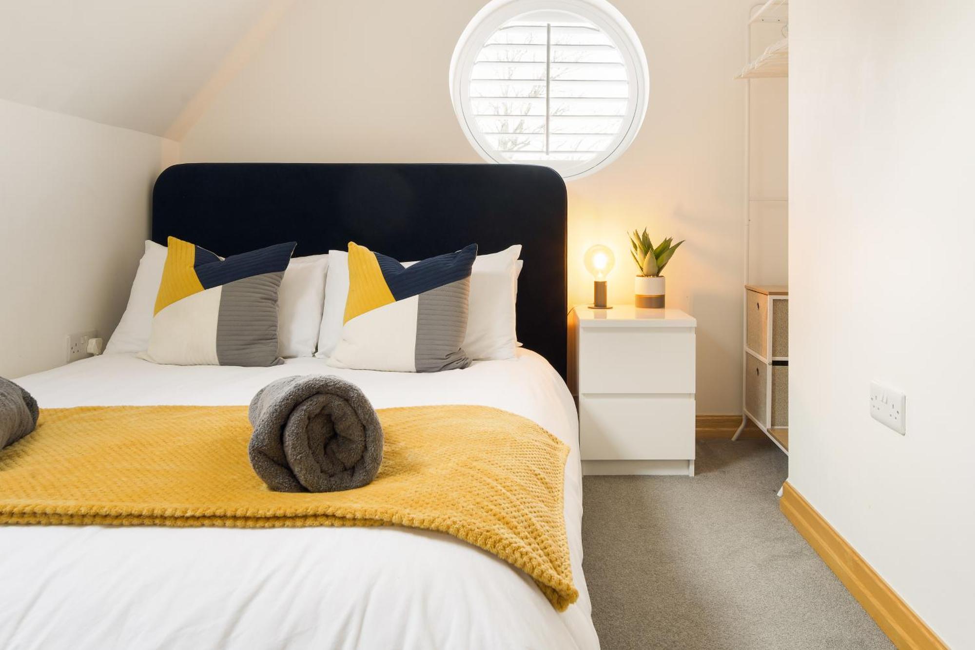 Large, Newly Renovated, Three Bedroom Town Centre Split Level Apartment With Free Parking, Sleeps Seven - Walking Distance To Beach Bournemouth Kültér fotó