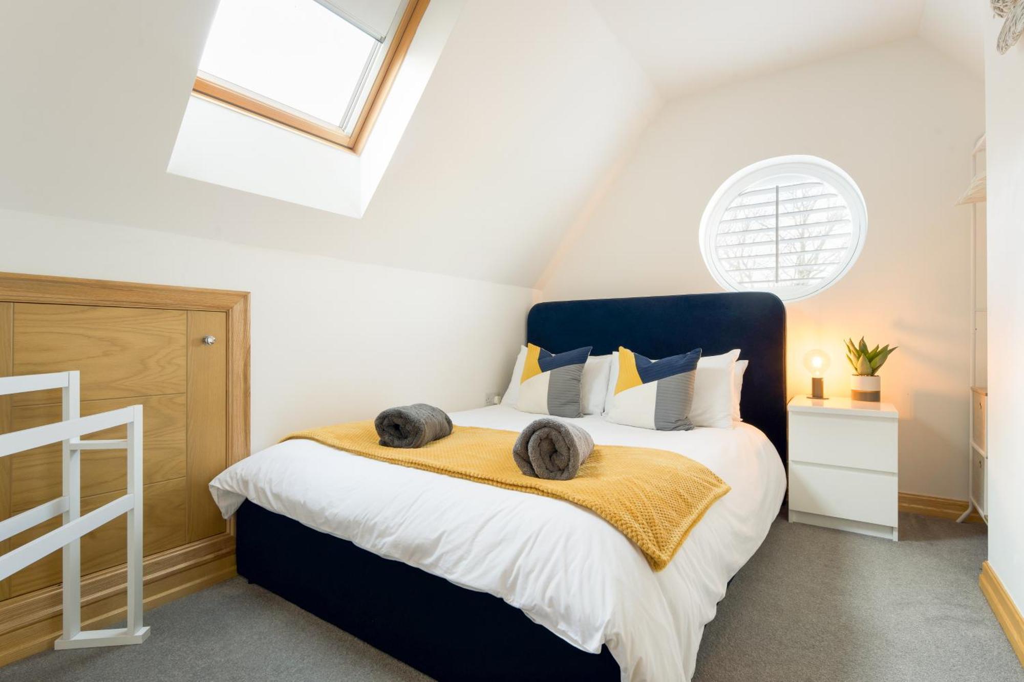 Large, Newly Renovated, Three Bedroom Town Centre Split Level Apartment With Free Parking, Sleeps Seven - Walking Distance To Beach Bournemouth Kültér fotó