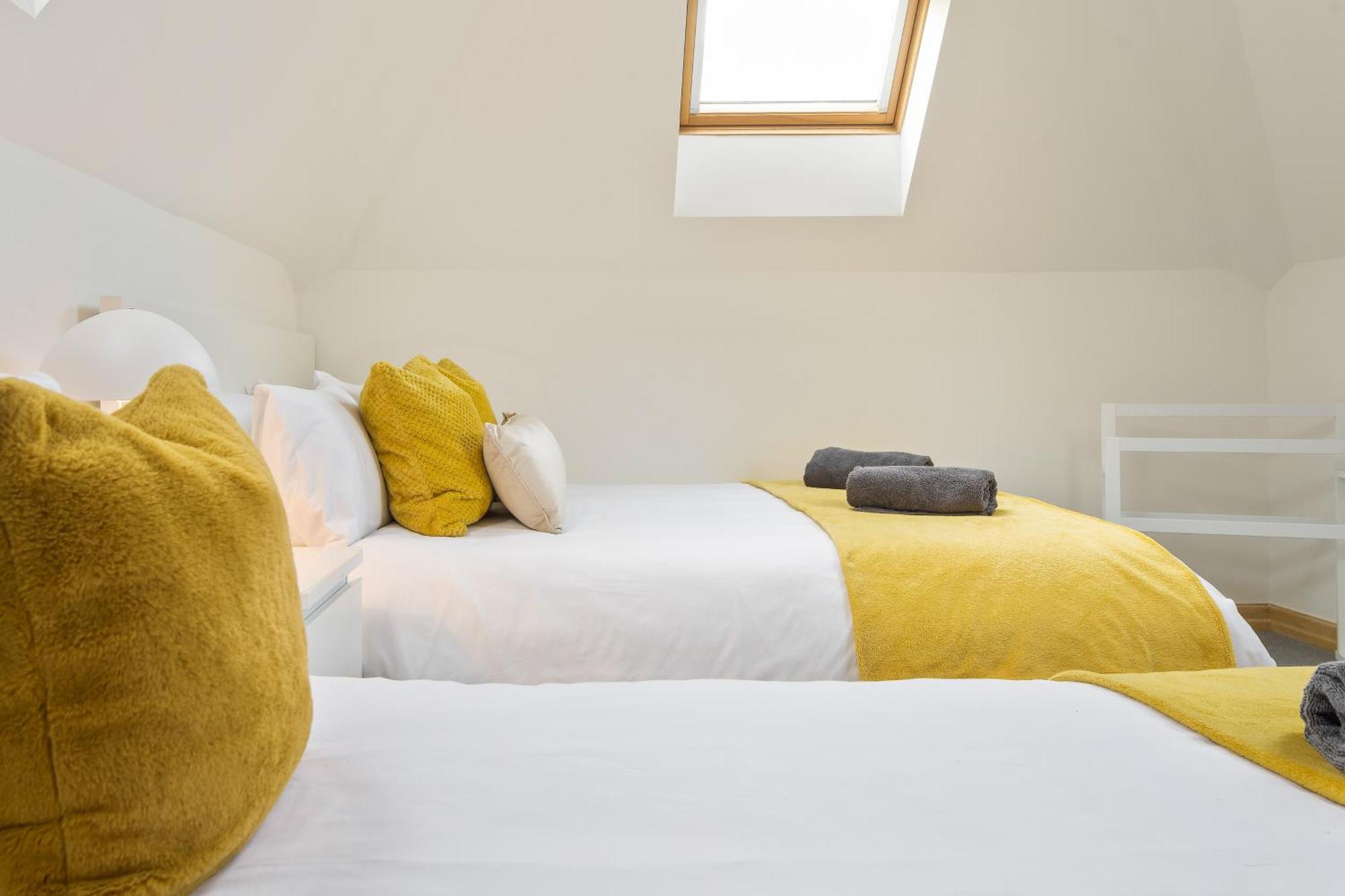 Large, Newly Renovated, Three Bedroom Town Centre Split Level Apartment With Free Parking, Sleeps Seven - Walking Distance To Beach Bournemouth Kültér fotó