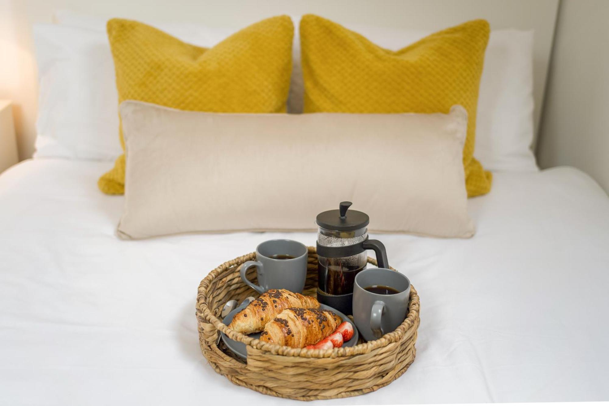 Large, Newly Renovated, Three Bedroom Town Centre Split Level Apartment With Free Parking, Sleeps Seven - Walking Distance To Beach Bournemouth Kültér fotó