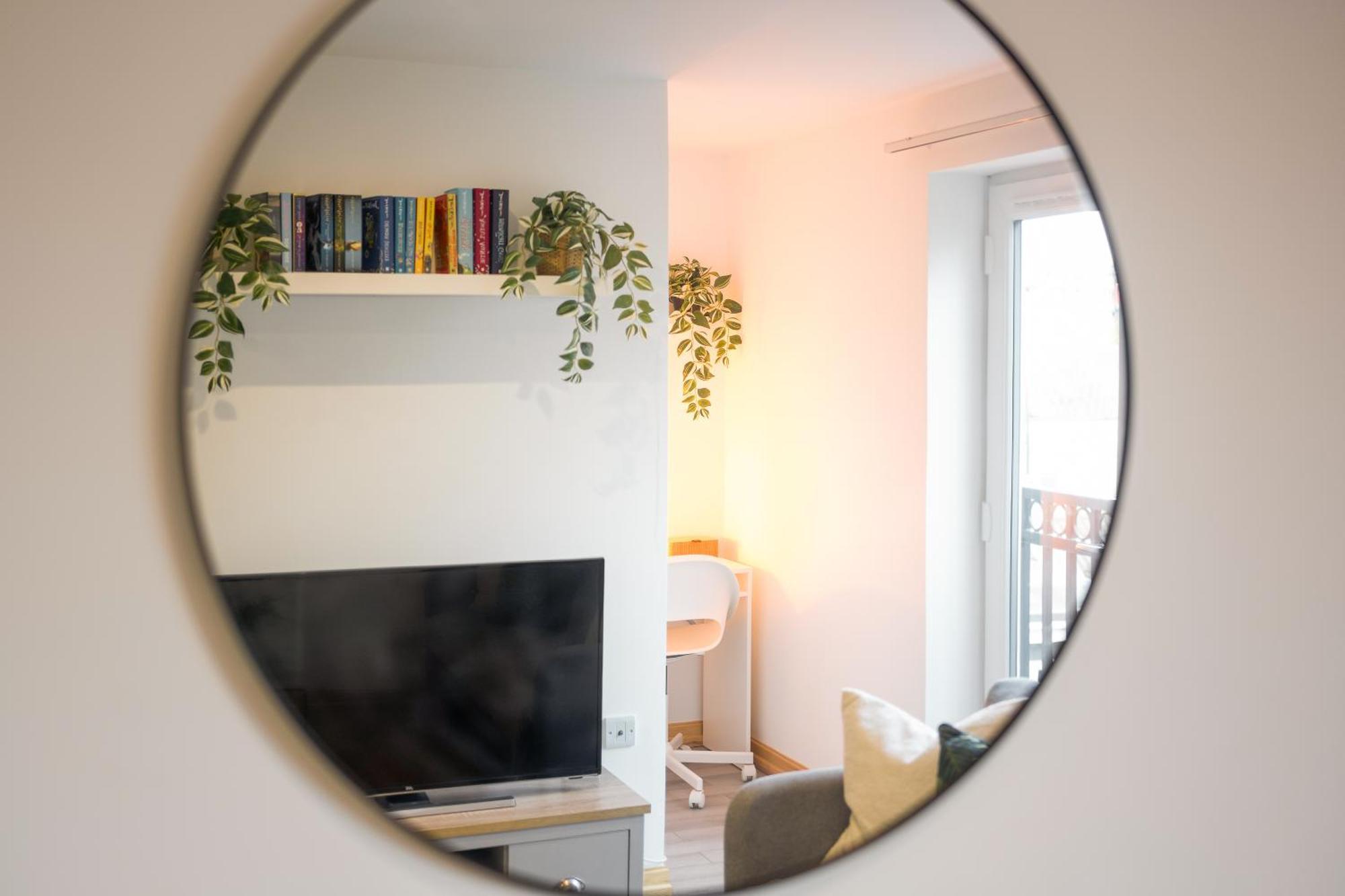 Large, Newly Renovated, Three Bedroom Town Centre Split Level Apartment With Free Parking, Sleeps Seven - Walking Distance To Beach Bournemouth Kültér fotó