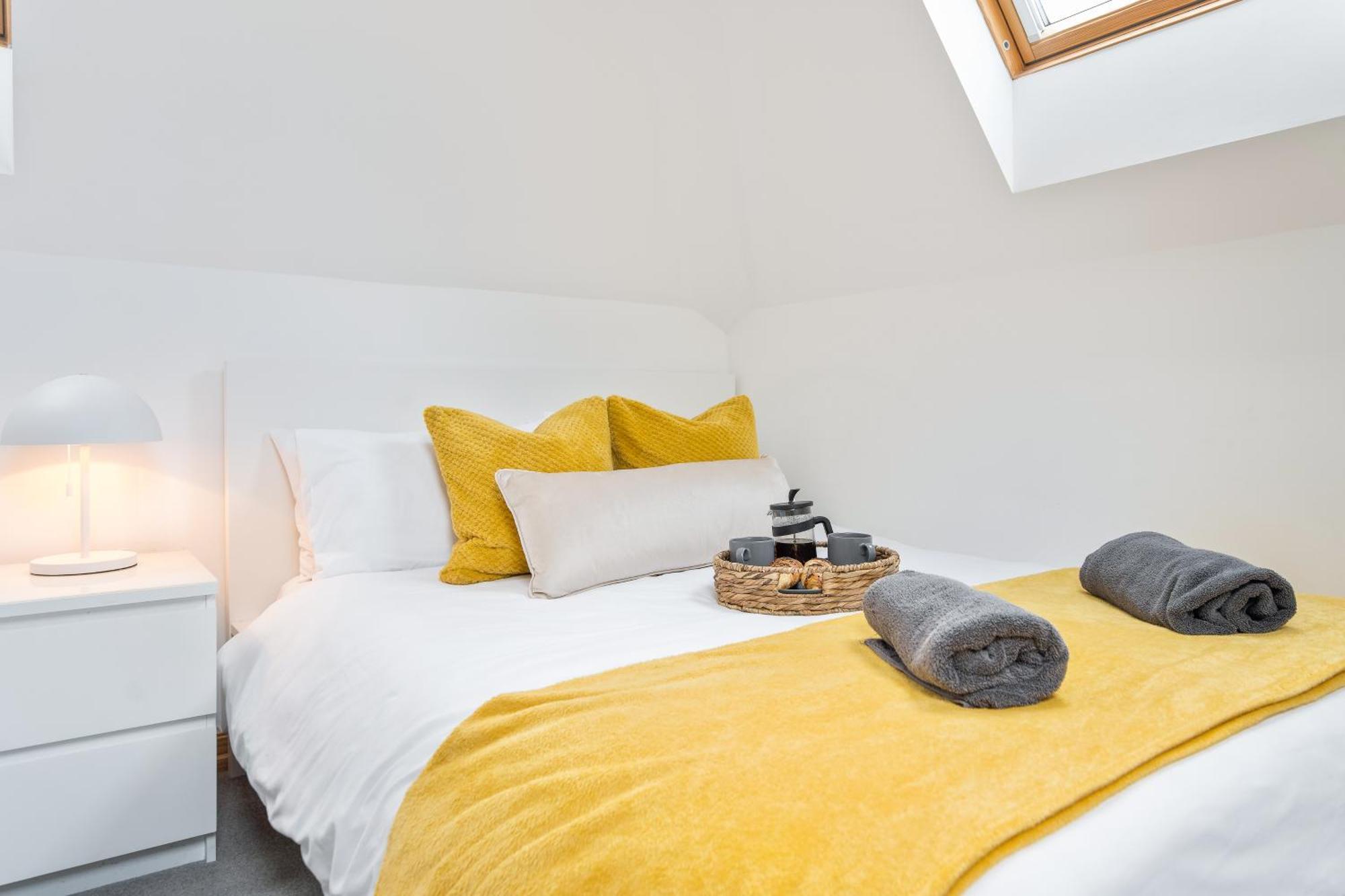 Large, Newly Renovated, Three Bedroom Town Centre Split Level Apartment With Free Parking, Sleeps Seven - Walking Distance To Beach Bournemouth Kültér fotó